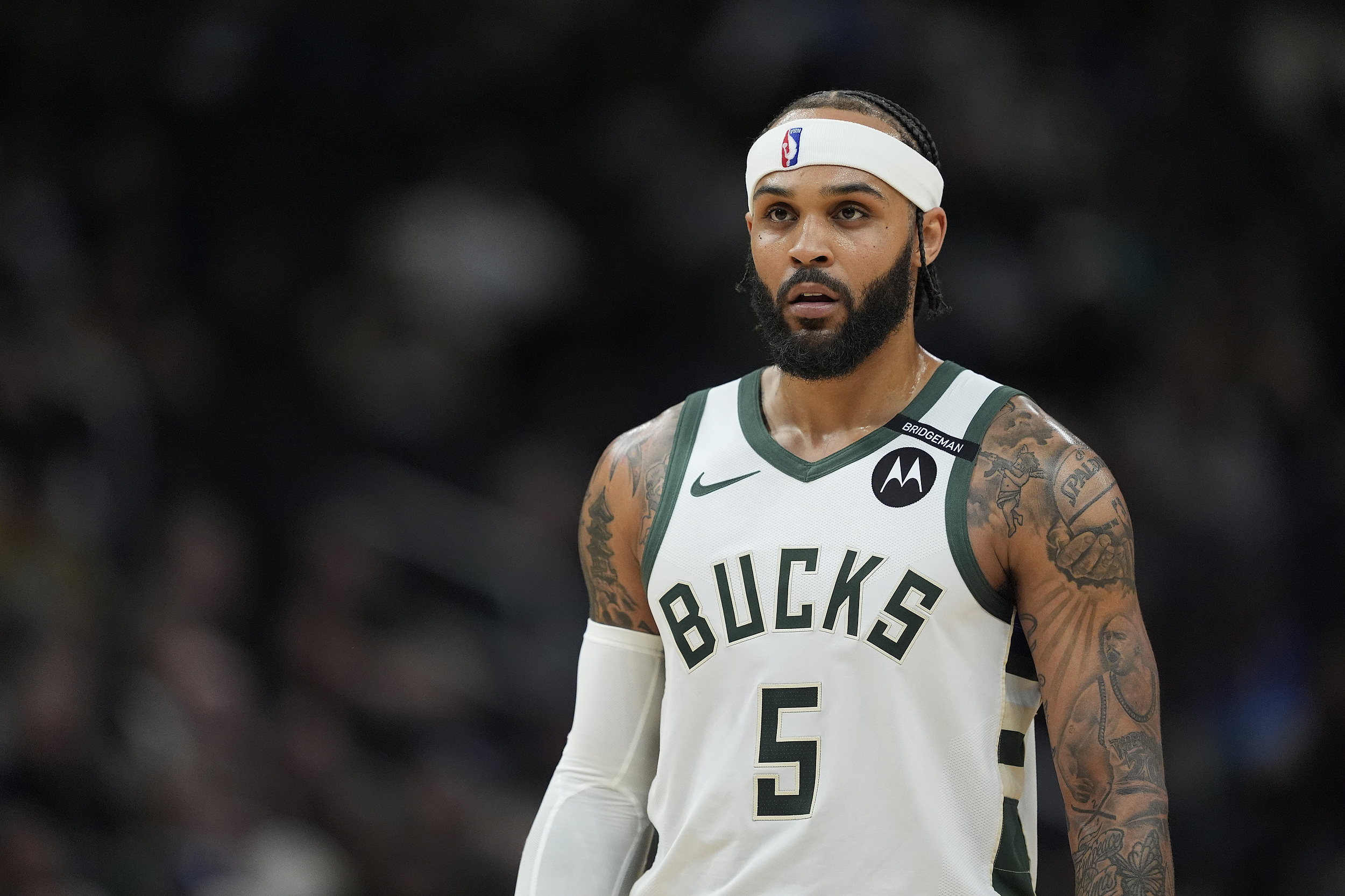 密尔沃基雄鹿迎荷甲关键赛；窗口期队长鼓劲；底气十足；训练强度明显提升 