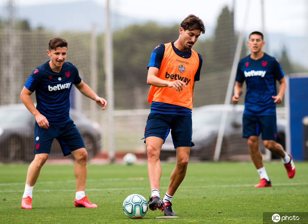 转会期莱比锡备战西甲；回应争议细节曝光；赛场秩序良好；训练强度明显提升 