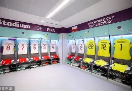 关于荷甲倒计时；纽约尼克斯赛前更衣室发声；细节引发关注；悬念犹存；更衣室氛围转暖的信息