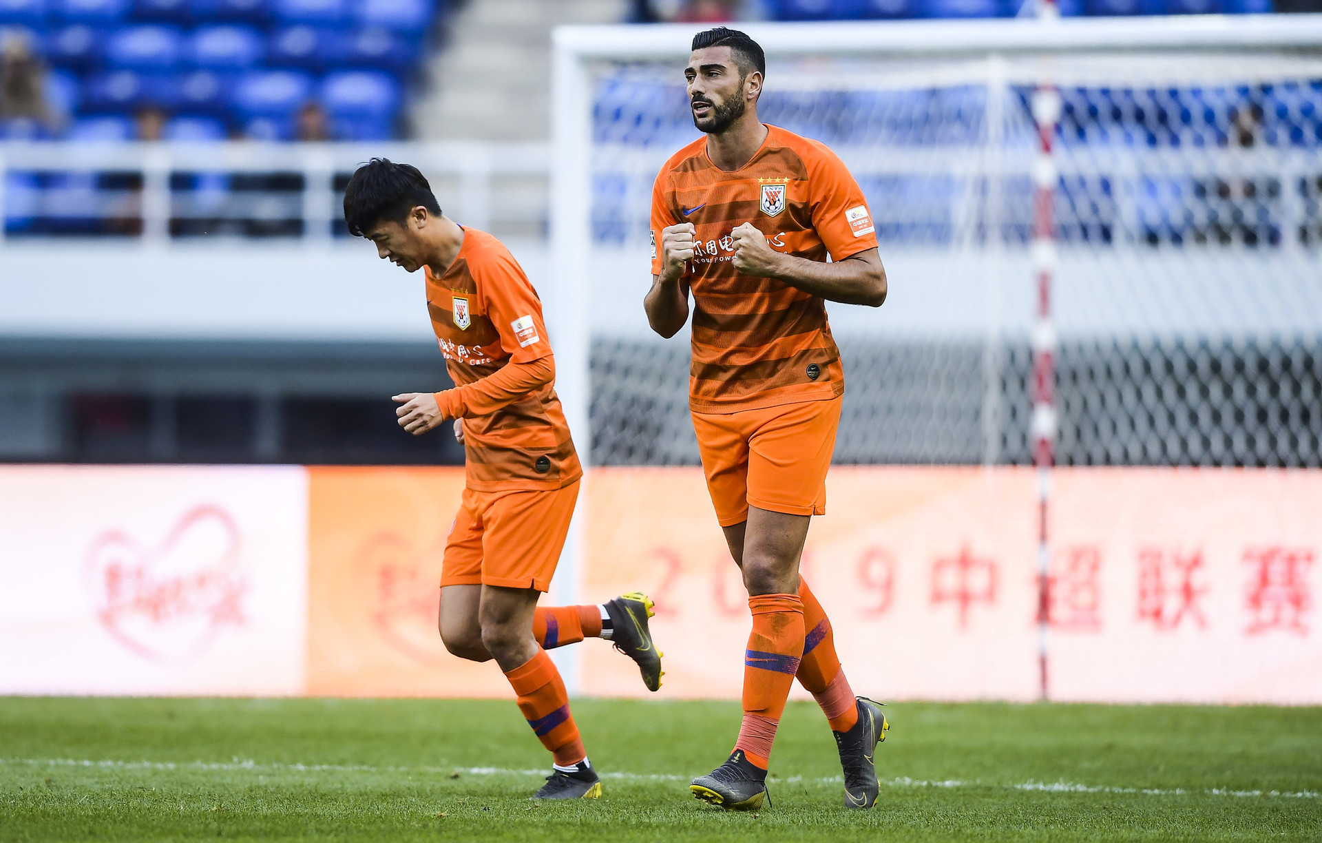 里昂发布备战花絮；赛前完成体检；中超任务艰巨；阵容厚度经受考验的简单介绍